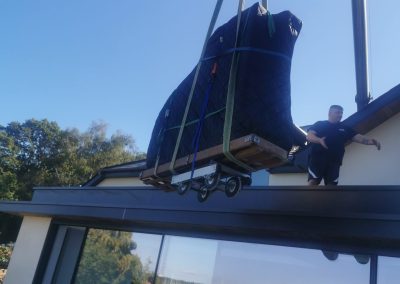 Grand-piano-craned-on-to-balcony
