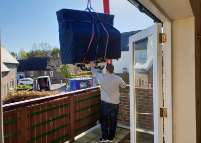 Upright-Piano-going-over-a-balcony